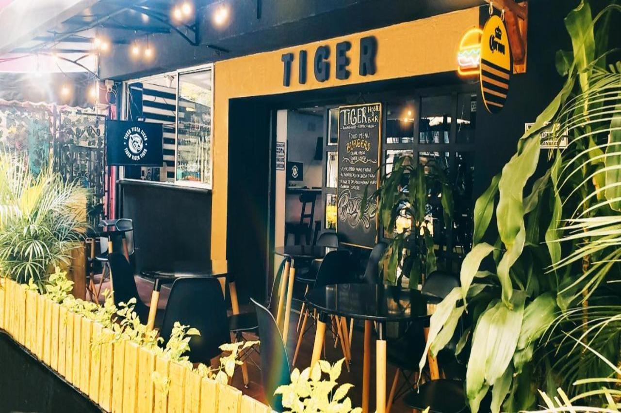 Tiger Hostel Medellín Esterno foto